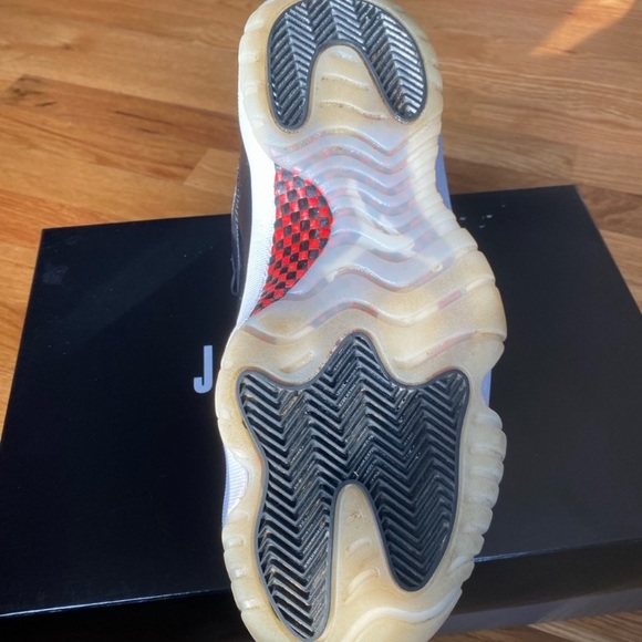 Jordan 11s, only worn 3 times. They come with force fields to prevent creasing main image 4